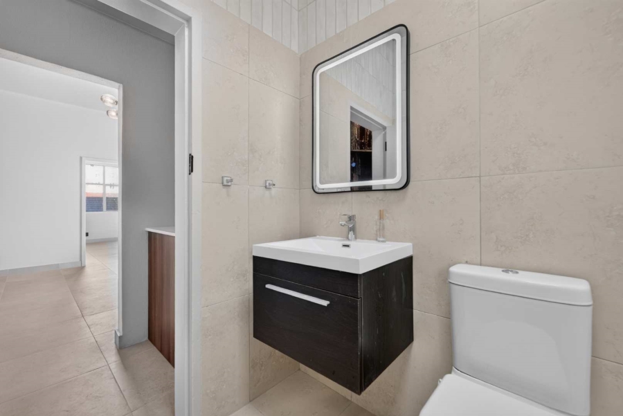 1 Bedroom Property for Sale in Sea Point Western Cape